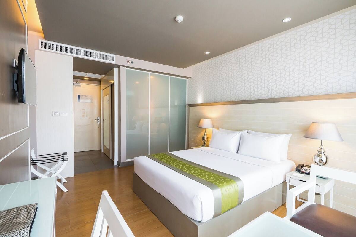 Peralatan tempat tidur premium, bar mini, peti besi dalam bilik, meja 