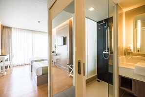 Superior Room, 2 Katil Bujang (Single), Balcony, City View | Bilik Mandi | Pancuran mandi, kelengkapan dandanan diri percuma, pengering rambut 