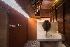 Bungalow, Garden View | Bathroom | Free toiletries, hair dryer, bidet, towels