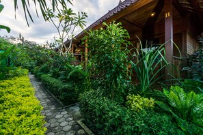 Garden - Laguna Reef Huts (Lembongan Island)