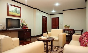 Deluxe Double Room | Living room