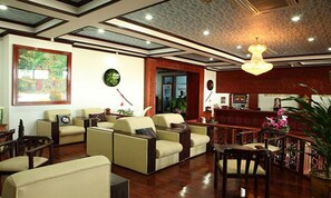 Lobby sitting area - Vansana Riverside Hotel (Vientiane)