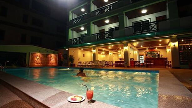 A swimming pool with a bar area and outdoor seating. - Vansana Riverside Hotel (Vientiane)