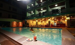 A swimming pool with a bar area and outdoor seating. - Vansana Riverside Hotel (Vientiane)
