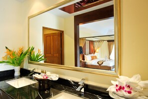 Minibar, in-room safe, rollaway beds, free WiFi - Thai Thani Pool Villa Resort (Bang Lamung)
