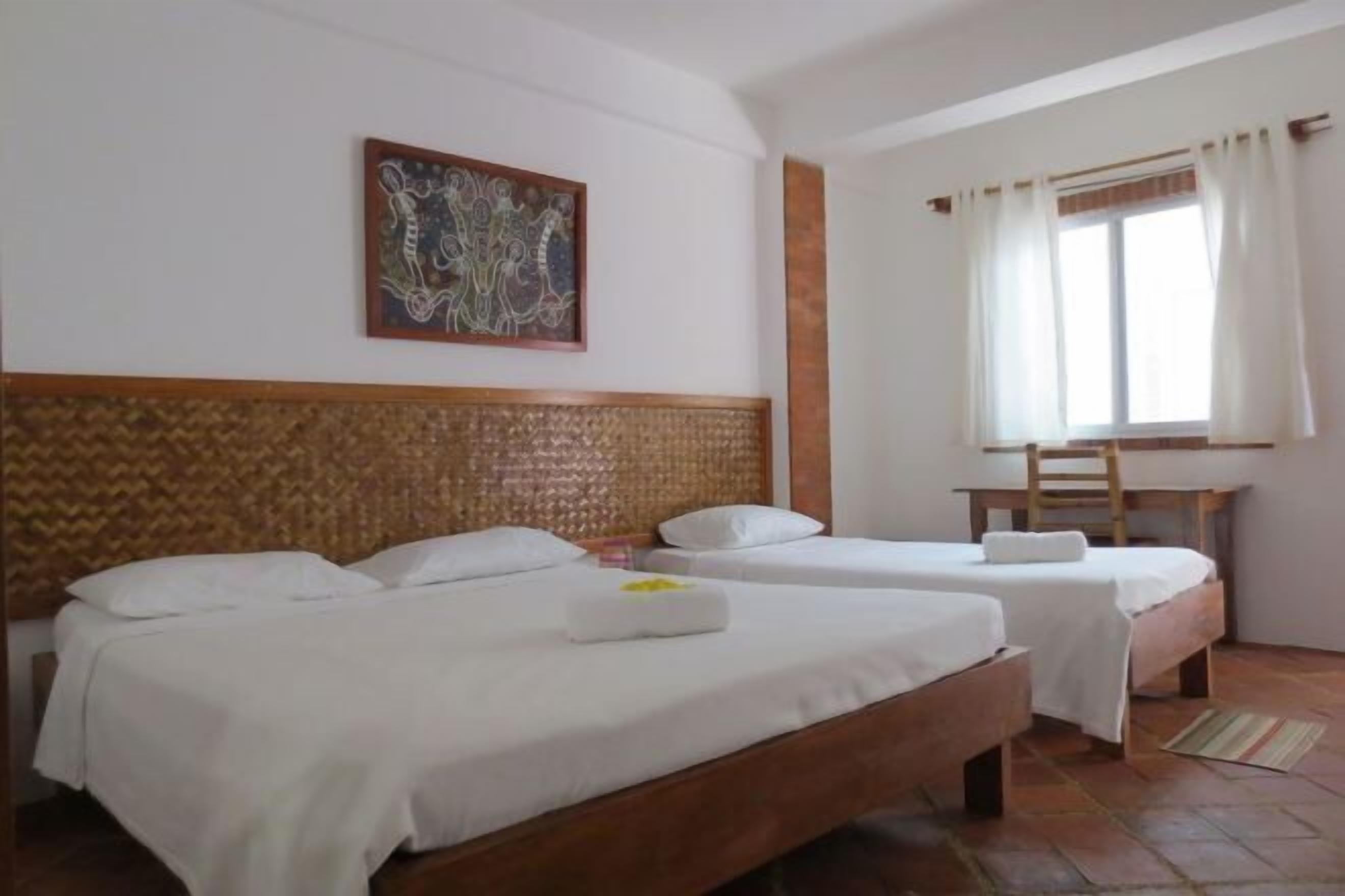 Caja de seguridad en la habitación y muebles diferentes 