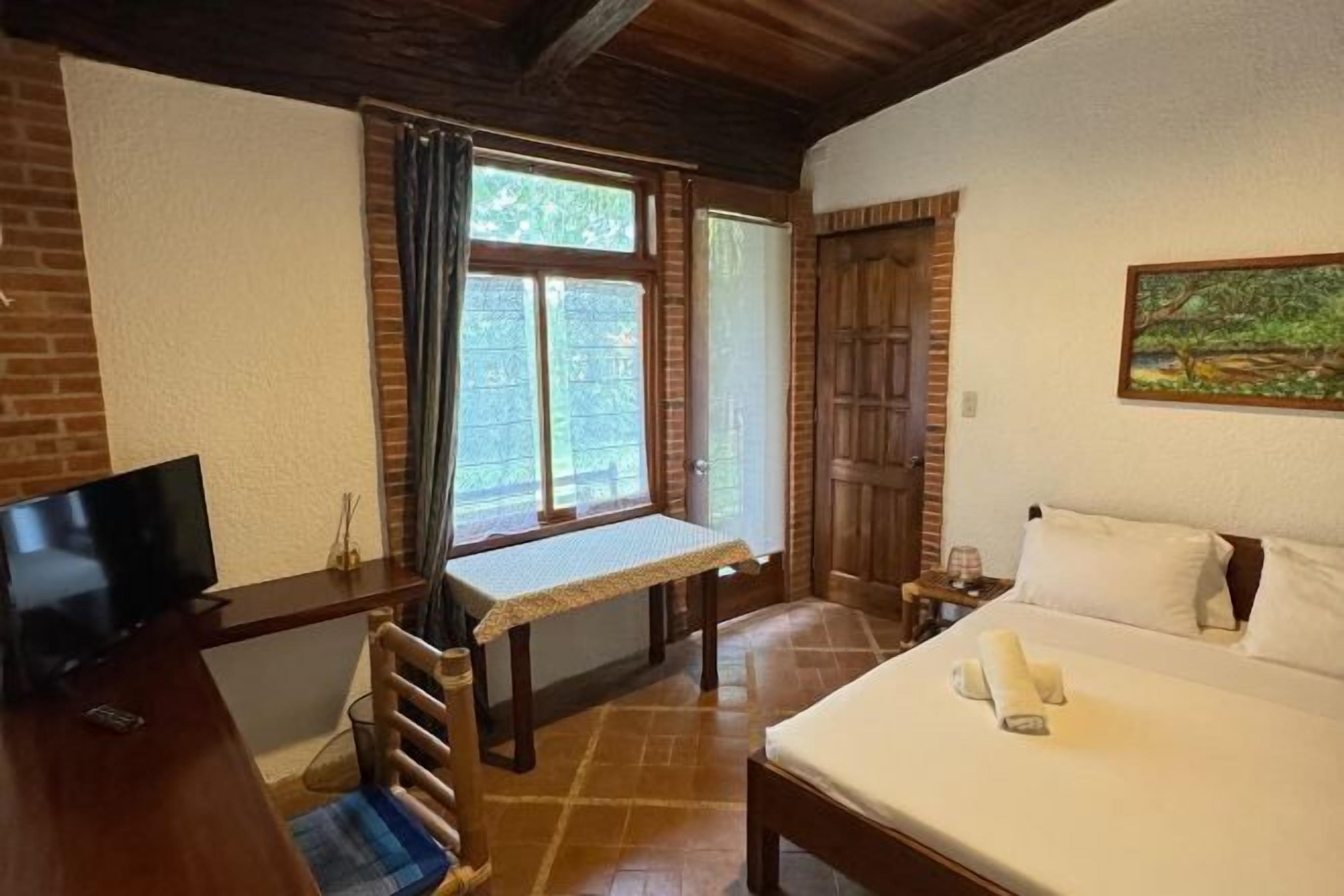 Zimmersafe, individuell eingerichtet, laptopgeeigneter Arbeitsplatz