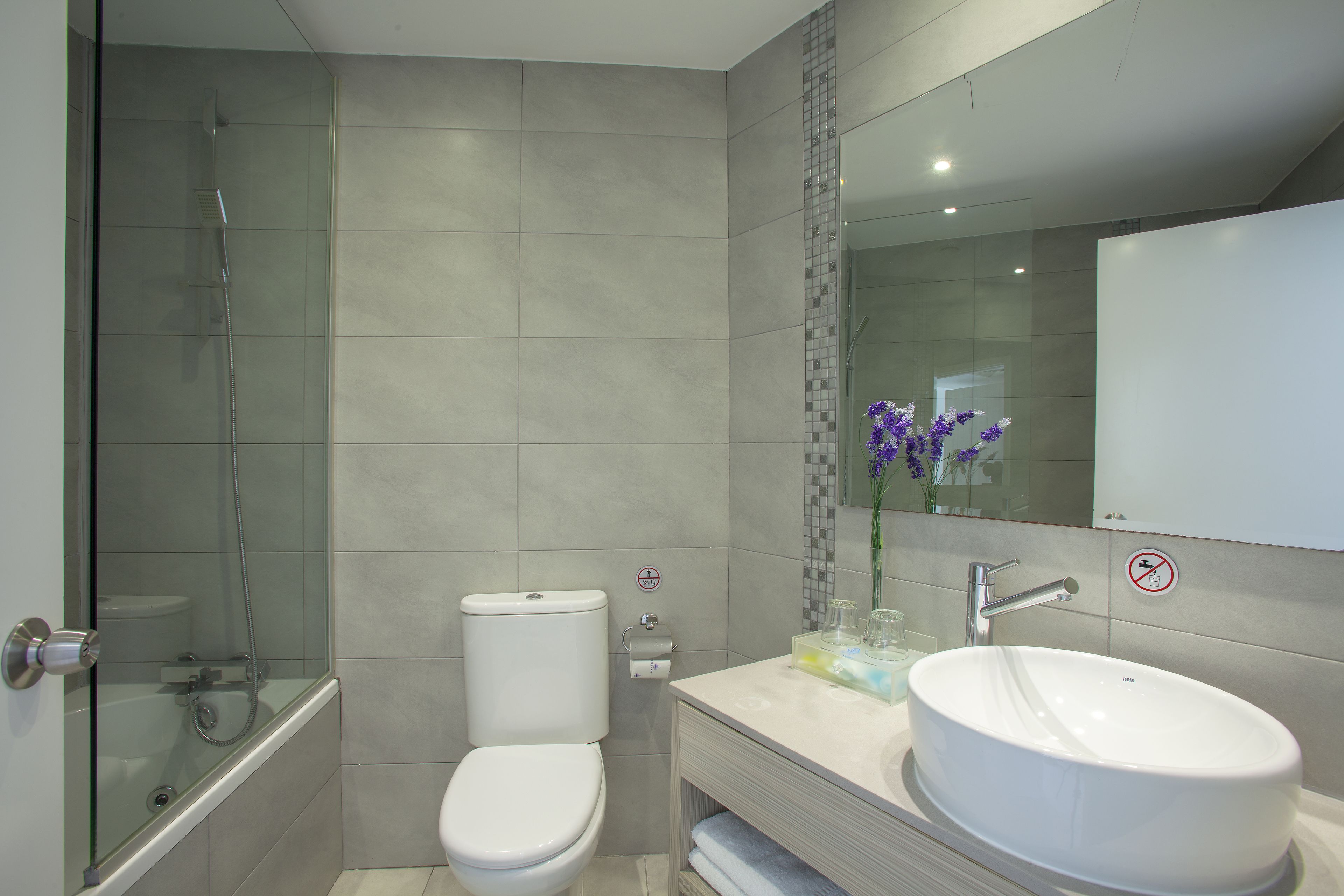junior suite, sea view | bathroom | free toiletries, hair dryer, towels