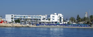 On the beach, sun loungers, beach umbrellas - Limanaki Beach Hotel (Ayia Napa)