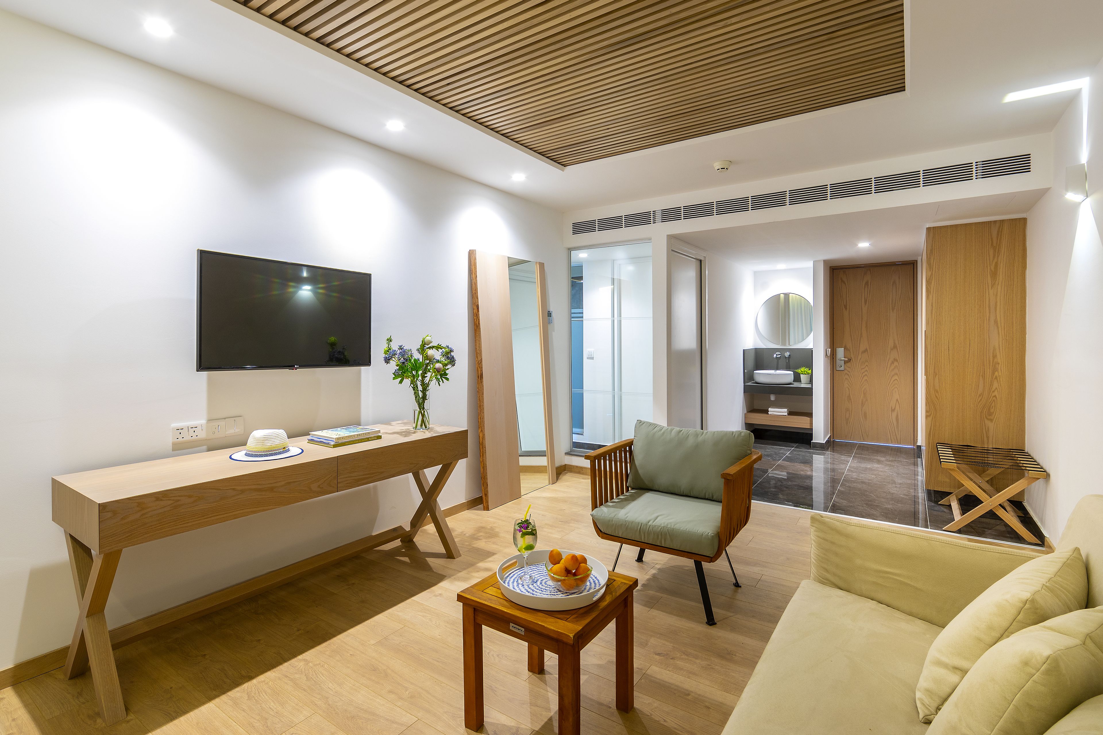 executive suite | living area | 43-inch flat-screen tv with satellite channels, tv