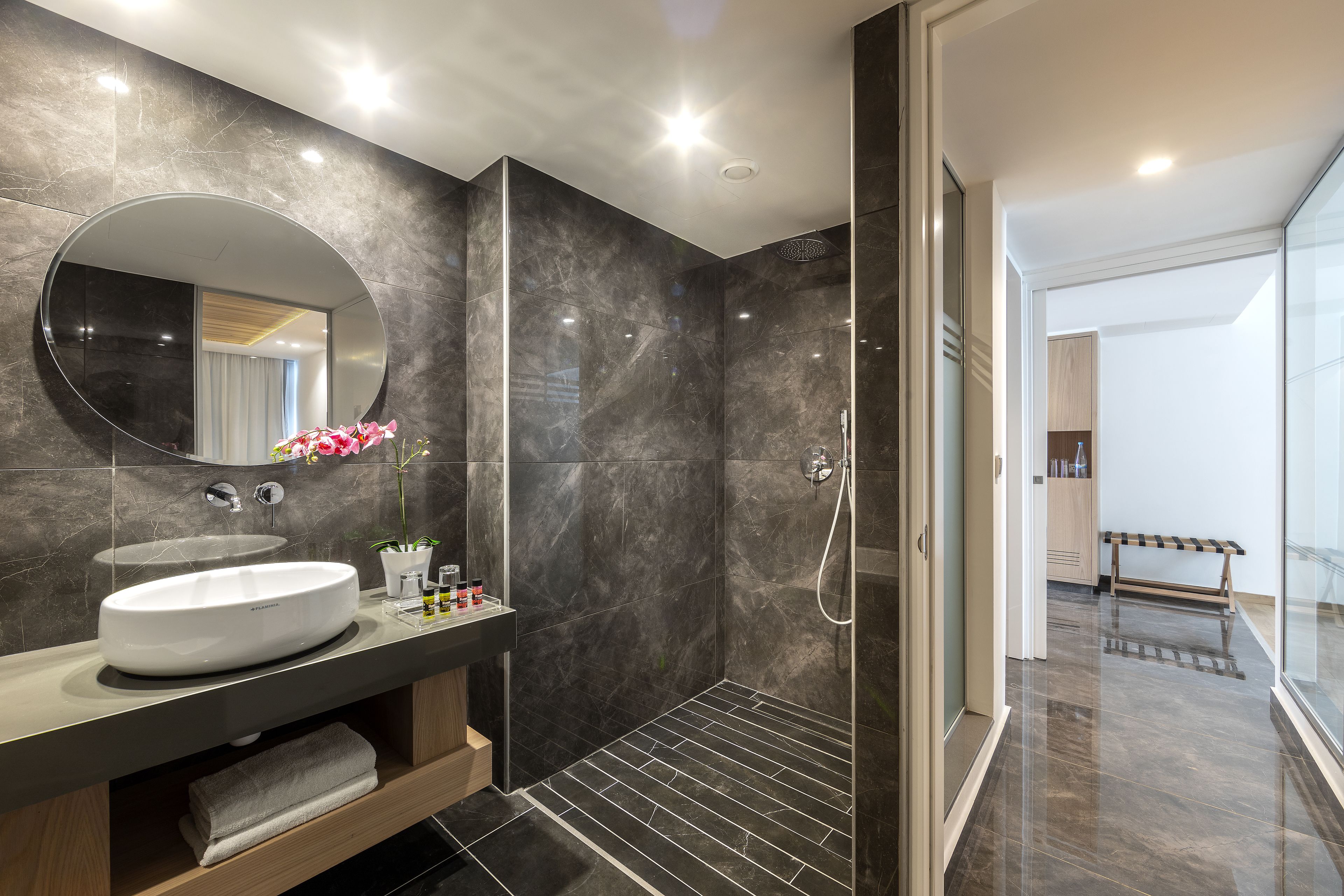 executive suite | bathroom | free toiletries, hair dryer, towels