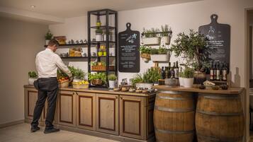 2 restaurants, breakfast, dinner served; local and international cuisine