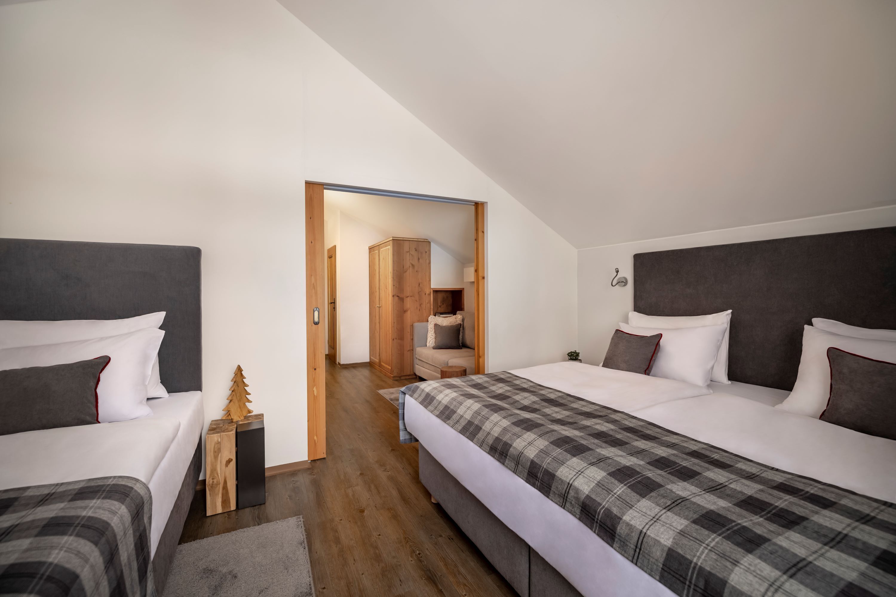 junior suite (for 2 + 2) | in-room safe, desk, free wifi, bed sheets