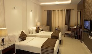 Caja de seguridad en la habitación y tabla de planchar con plancha 