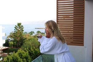 Habitación clásica doble, vistas al mar | Ropa de cama de alta calidad y colchones con acolchado adicional