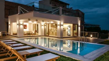 Poolside bar