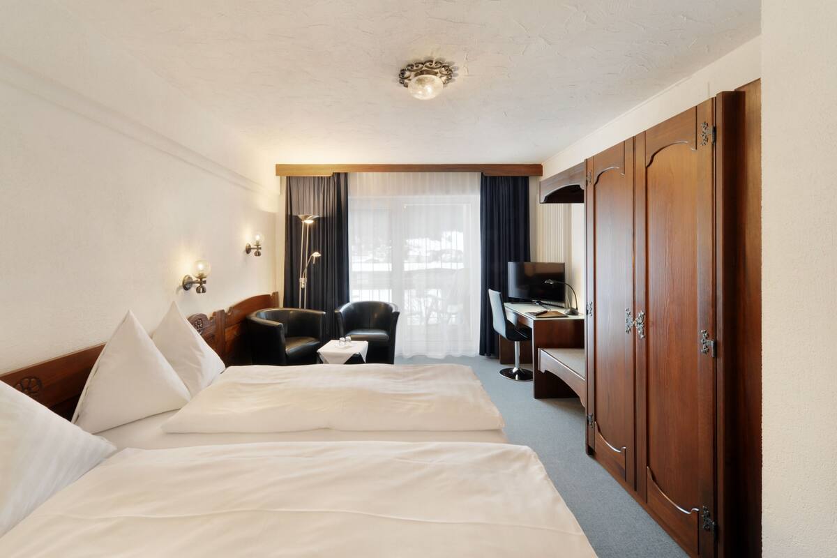 Doppelzimmer Komfort mit Blick auf das Dischmatal | Zimmersafe, Schreibtisch, kostenloses WLAN, individuell dekoriert