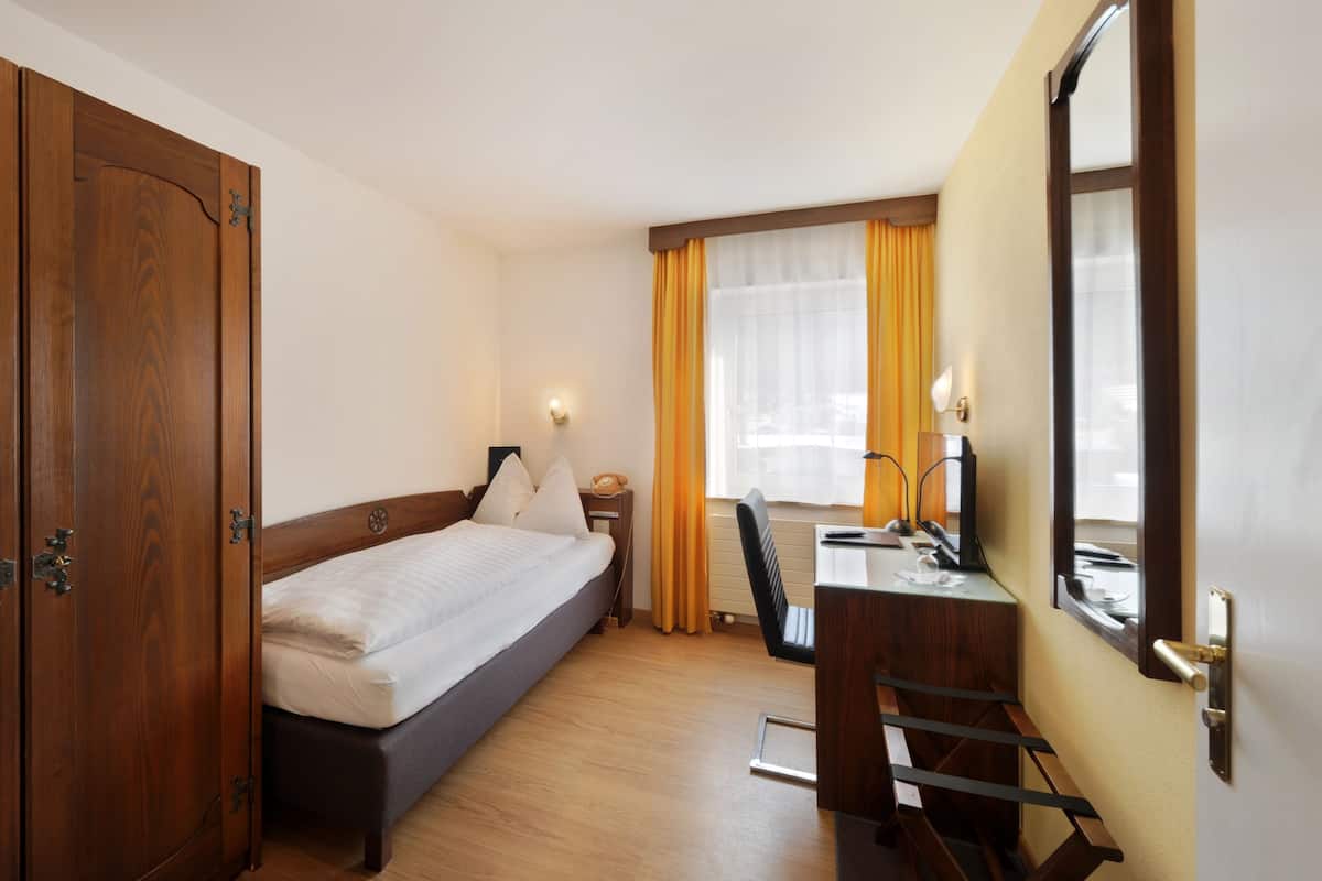 Single Room, Mountain View