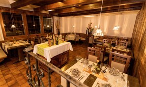 2 restaurants; dinner served 