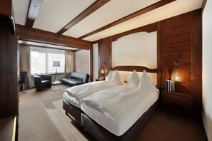 Superior-Doppelzimmer, Bergblick | Zimmersafe, individuell dekoriert, Schreibtisch, kostenloses WLAN