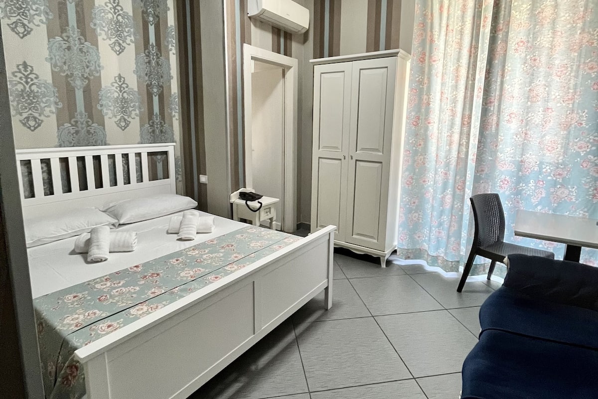 Tweepersoonskamer | Luxe beddengoed, een bureau, verduisterende gordijnen