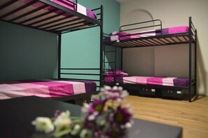 Fer et planche Ă repasser, accĂšs au Wi-Fi (inclus), literie fournie