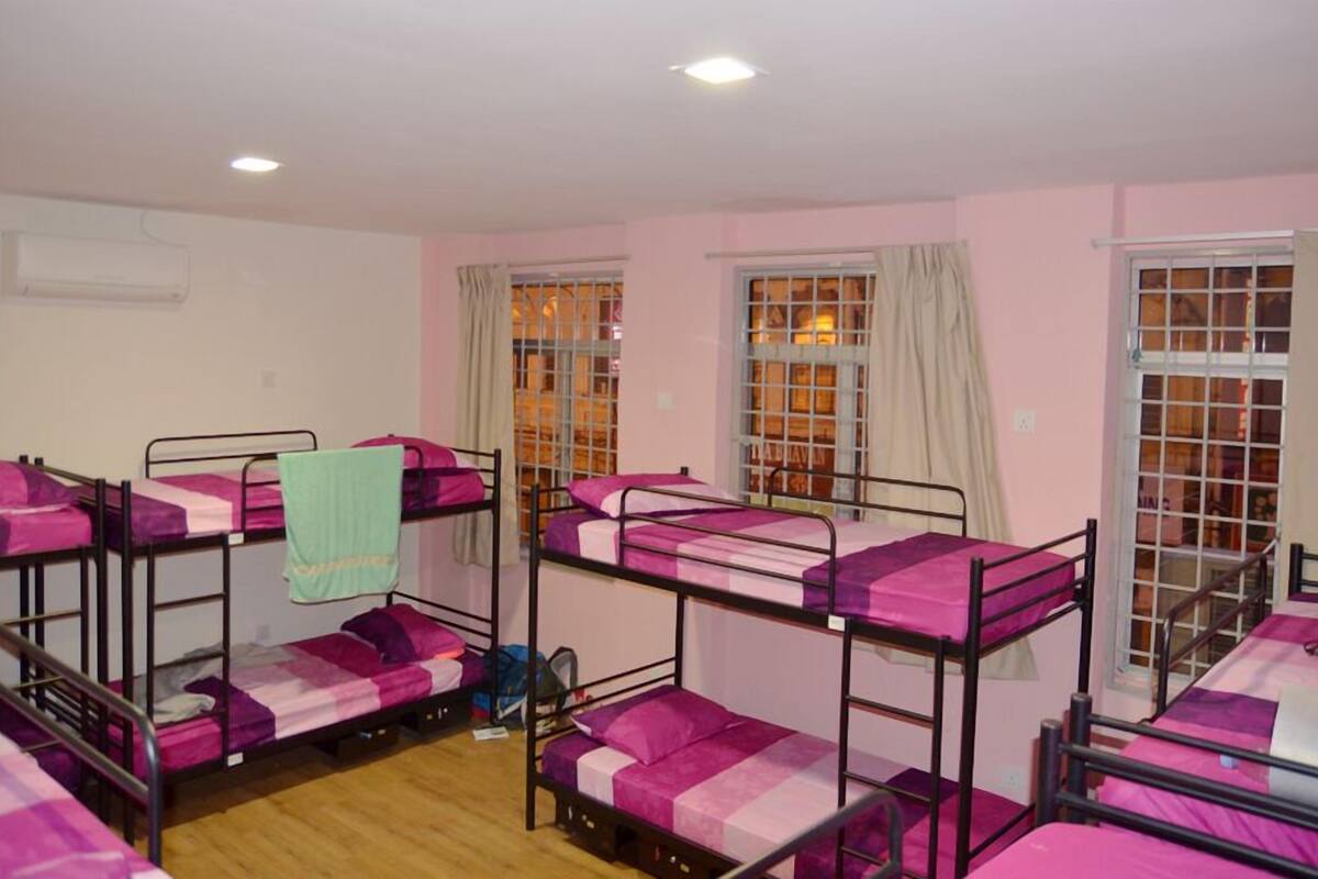 Dormitorio condiviso (1 bed in 12 bed dorm) | Ferro/asse da stiro, Wi-Fi gratuito, lenzuola