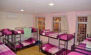 Dortoir partagé (1 bed in 12 bed dorm) | Fer et planche à repasser, accÚs au Wi-Fi (inclus), literie fournie