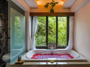 Villa, 3 chambres, piscine privée | Salle de bain | Baignoire et douche séparées, baignoire relaxante profonde