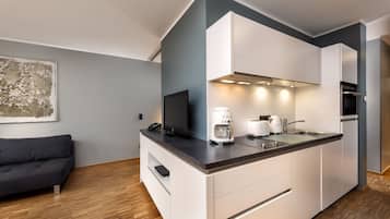 Frigorífico, microondas, horno y placa de cocina