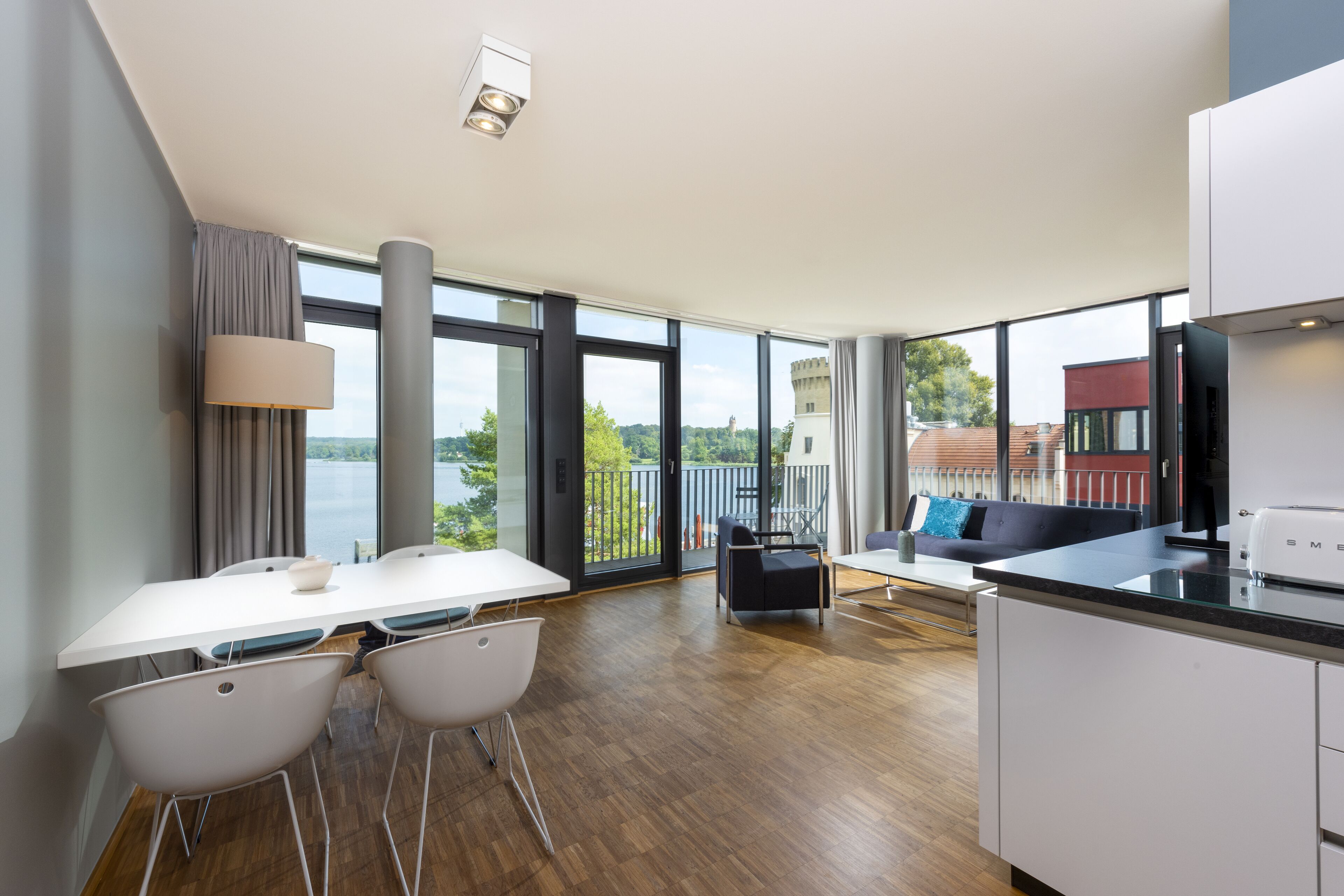Premium-Apartment, Seeblick, Eckzimmer | Wohnzimmer | 55-cm-Flachbildfernseher mit Kabelempfang, Fernseher