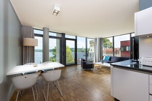 Premium Apartment, Lake View, Corner | Living room - Waveboard Hotel & Boardinghouse  (Potsdam)