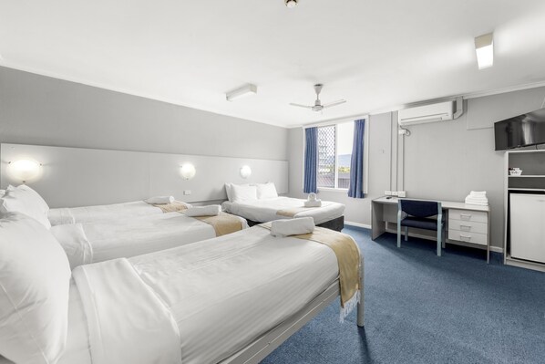 Escritorio, wifi gratis y ropa de cama 