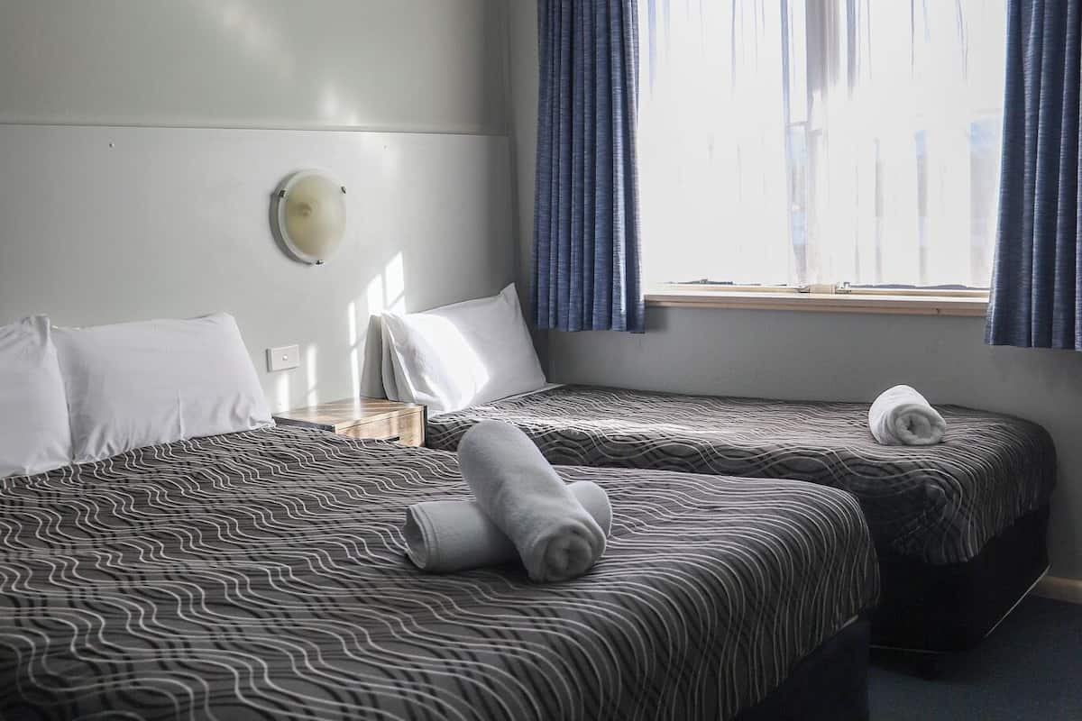 Chambre Familiale avec lits jumeaux, plusieurs lits | 1 chambre, bureau, Wi-Fi gratuit, draps fournis
