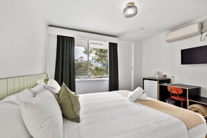 Deluxe kamer, 1 queensize bed, balkon | Een bureau, gratis wifi, beddengoed