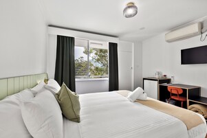 Deluxe Room, 1 Queen Bed, Balcony | Desk, free WiFi, bed sheets