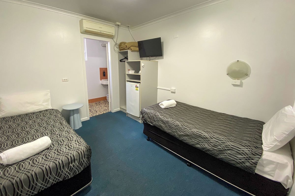 Standard Twin Room | Meja, Wi-fi percuma, cadar katil