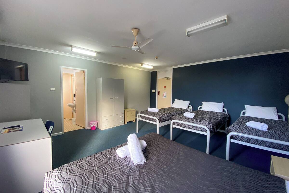 Quarto família, várias camas | 1 quarto, escrivaninha, Wi-Fi de cortesia, roupa de cama