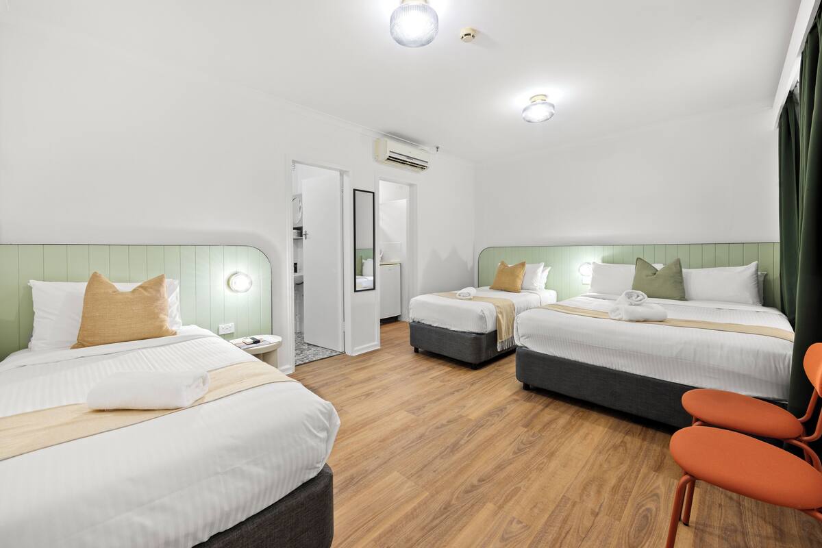 Deluxe Room, Multiple Beds | Desk, WiFi (free), bed sheets