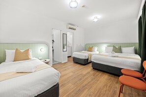 Deluxe Room, Multiple Beds | Desk, free WiFi, bed sheets - The Palms Motel (Formerly Flinders Motel) (Wollongong)