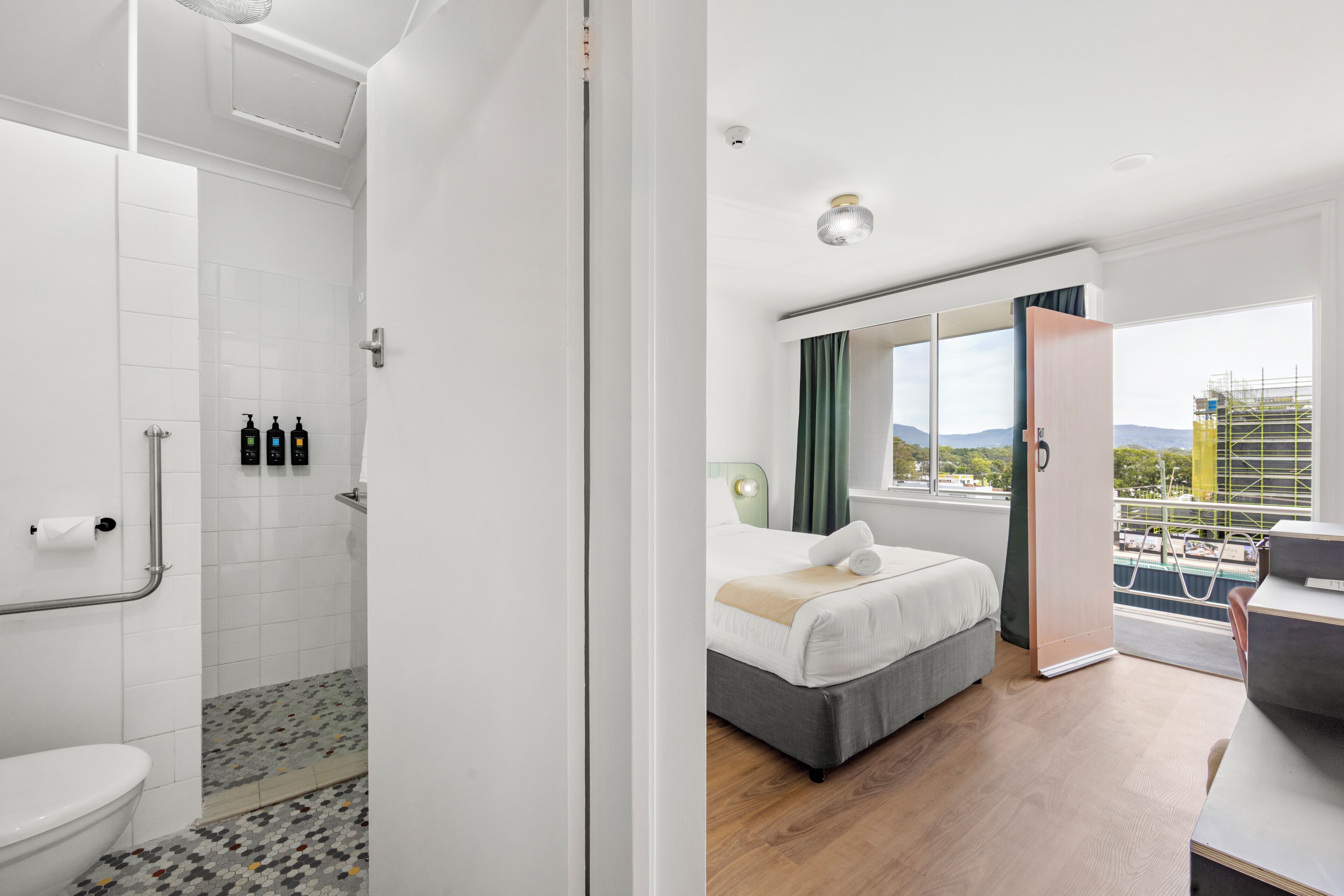 Deluxe kamer, 1 queensize bed, balkon | Badkamer | Een douche, handdoeken, zeep, shampoo