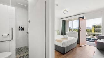 Habitación Deluxe, 1 cama Queen size, balcón | Baño | Regadera, toallas, jabón, shampoo