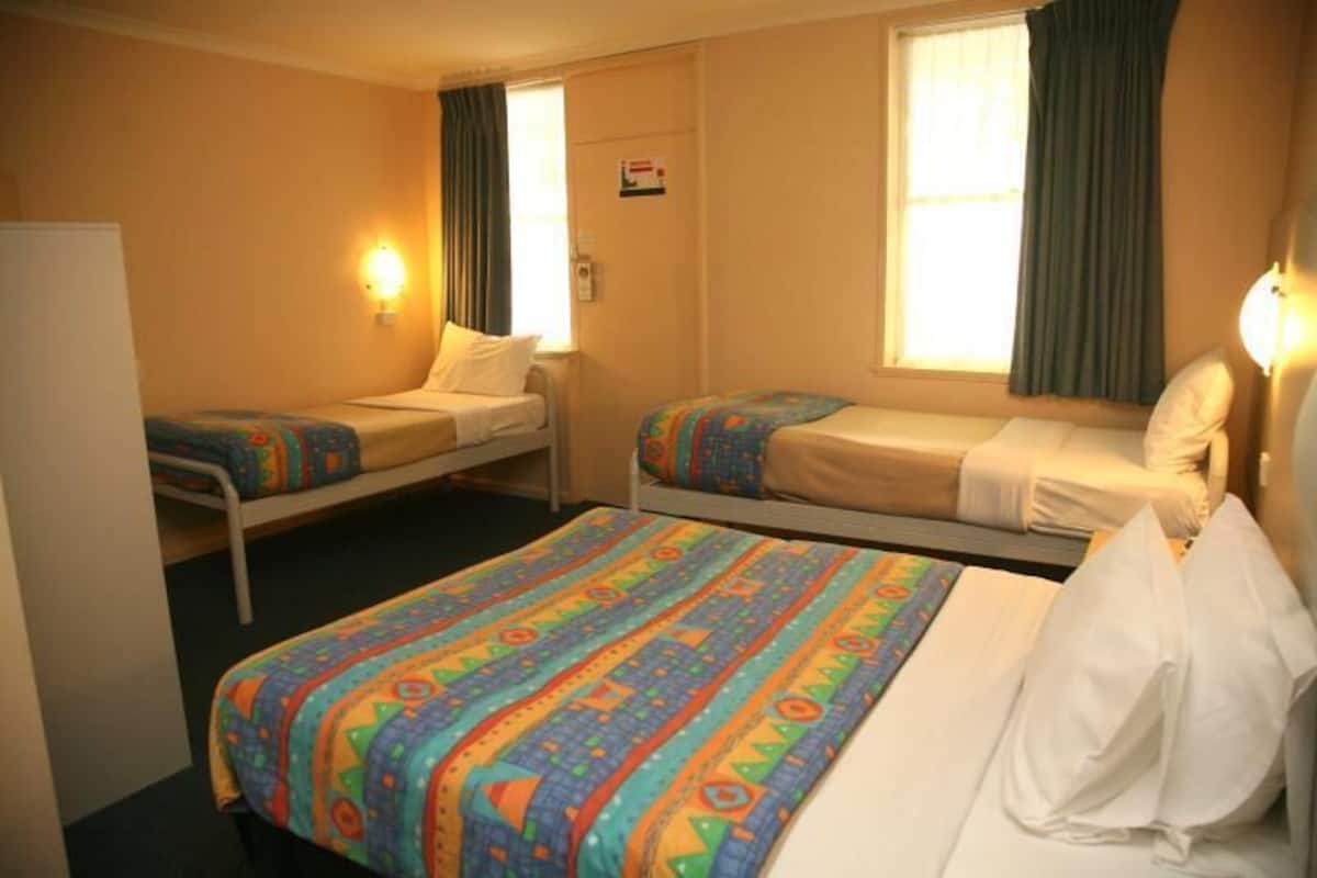 Chambre Quadruple Familiale | 1 chambre, bureau, Wi-Fi gratuit, draps fournis