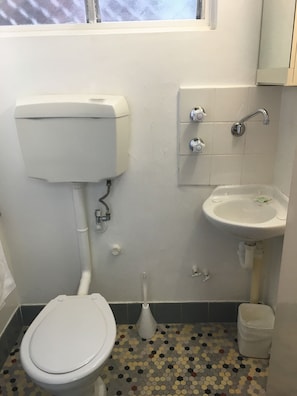 Quarto solteiro | Banheiro | Chuveiro, toalhas de banho, sabonete, shampoo