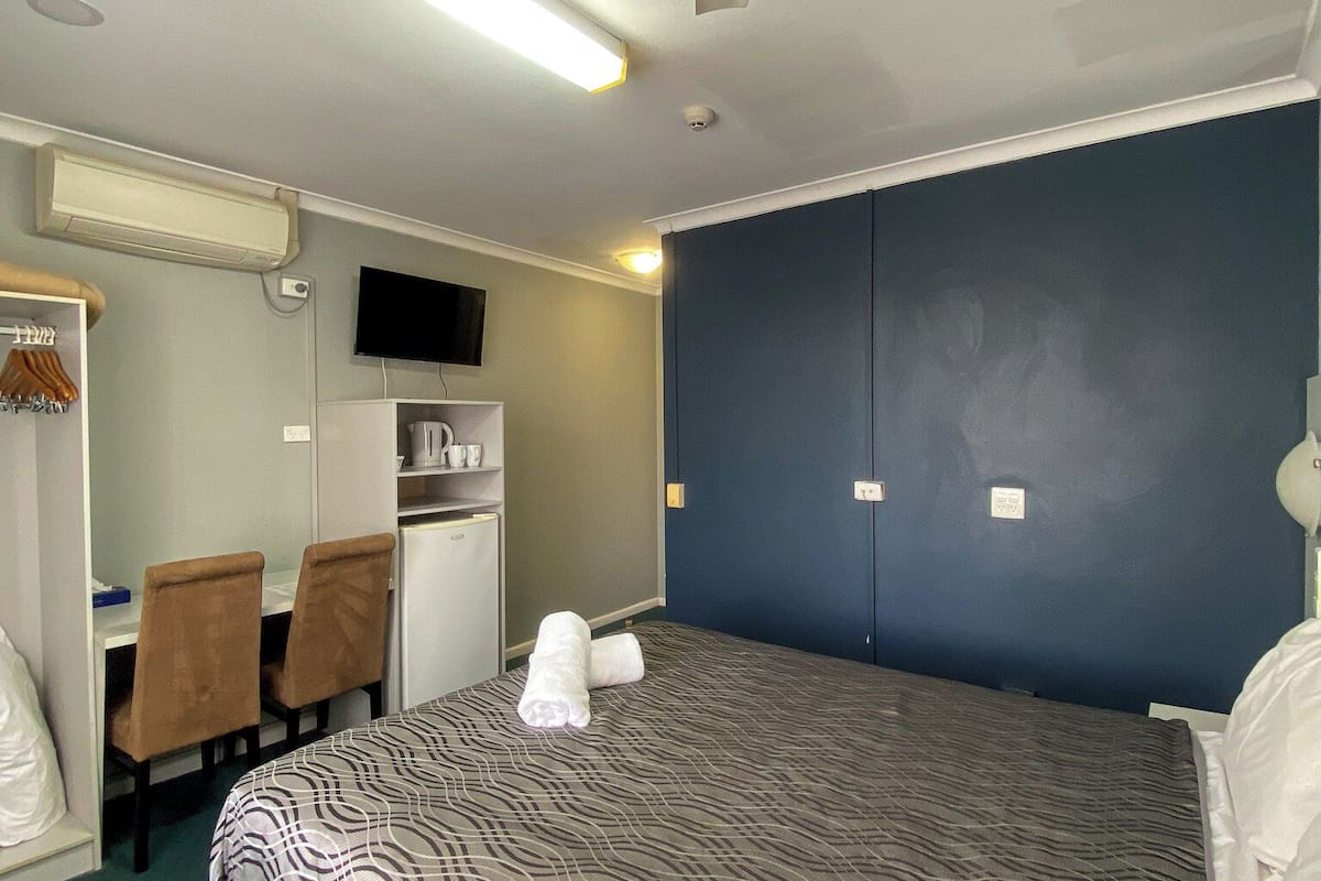 Chambre Standard, 1 grand lit, balcon | 1 chambre, bureau, Wi-Fi gratuit, draps fournis
