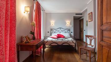 Une chambre à coucher avec un lit, une table de chevet, une chaise et un bureau.
