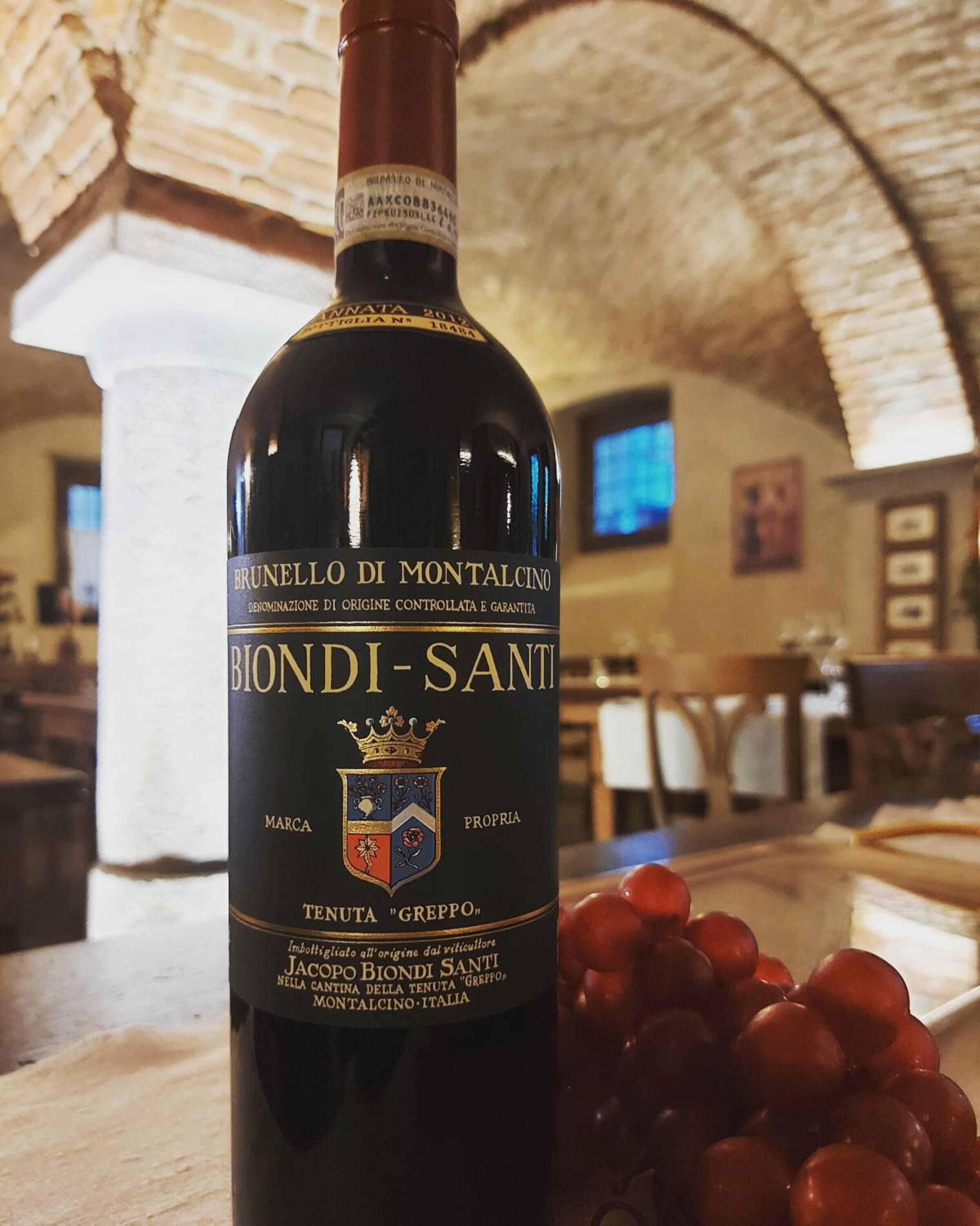 Ampolla de vi Brunello di Montalcino amb l'etiqueta que indica que prové de la finca Tenuta Greppo, propietat de Jacopo Biondi Santi.
