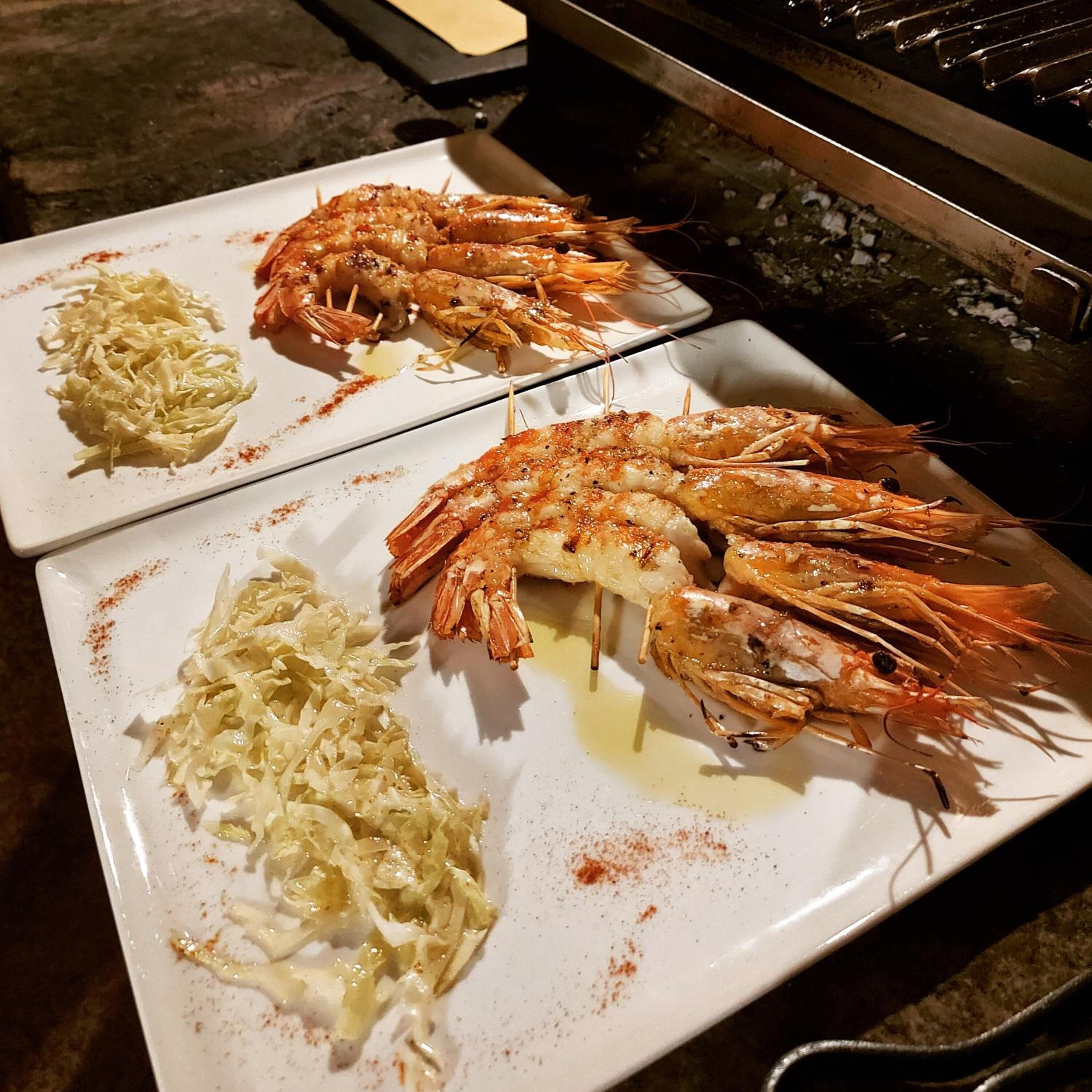 Un plato de camarones cocidos y chucrut.