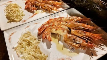 Un plato de camarones cocidos y chucrut.