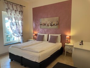 Dobbeltrom, hageutsikt | Skrivebord, ekstrasenger (mot et tillegg), wi-fi (inkludert) og sengetøy